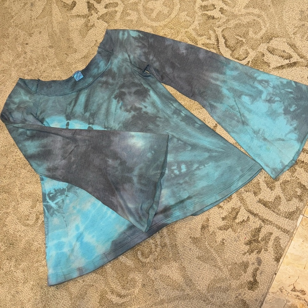 Love Tanjane sweatshirt type top poly/cotton blend, shades of blue & gray